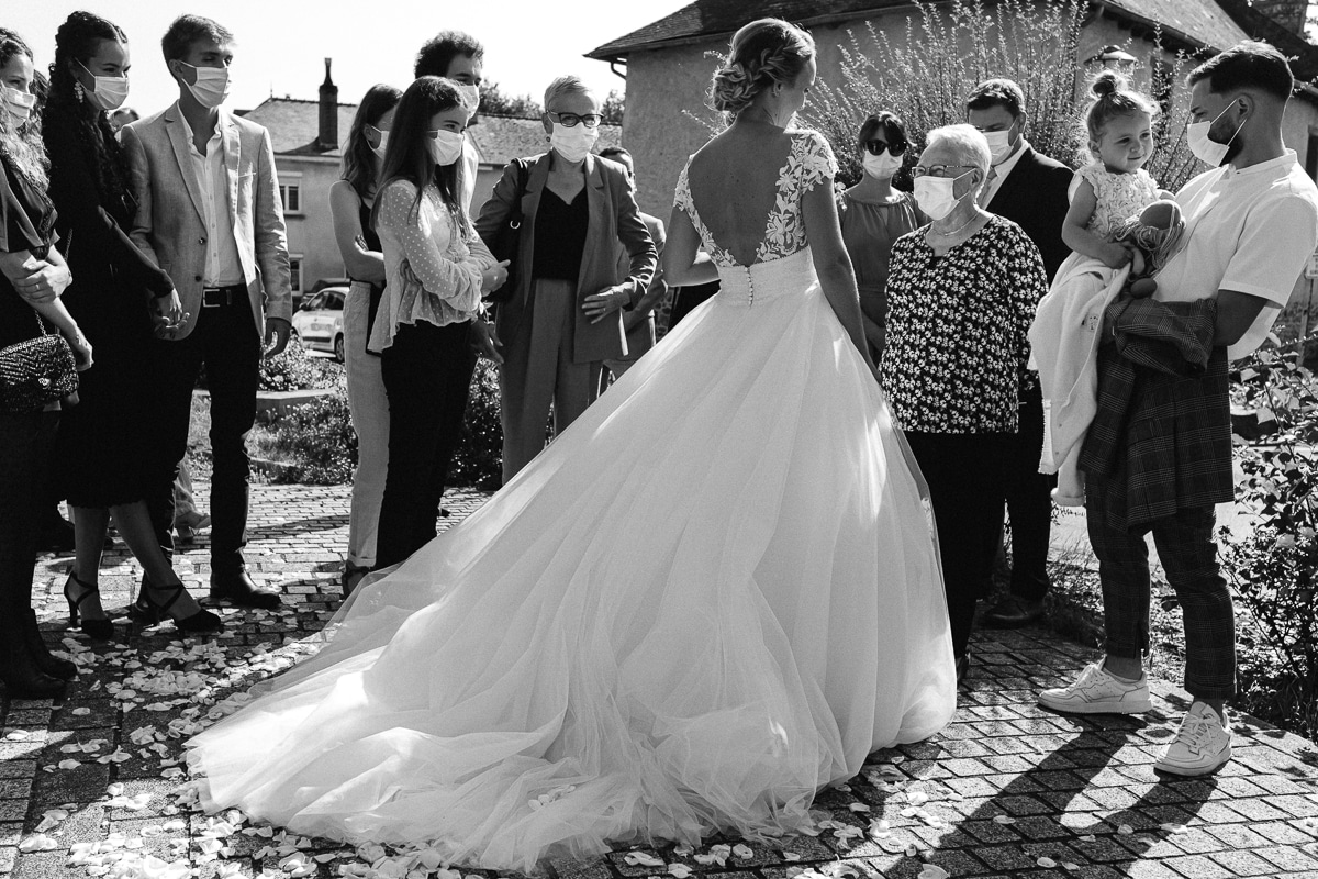 Ernestine-et-sa-famille-wedding and life photographer_MY-13 ‣ Photographe de famille à l'approche documentaire pour vos évènements ou votre vie quotidienne, à Paris et dans toute la France Face a face à la sortie de l'église entre la mariée et une grand mere. Reportage de mariage de moments importants