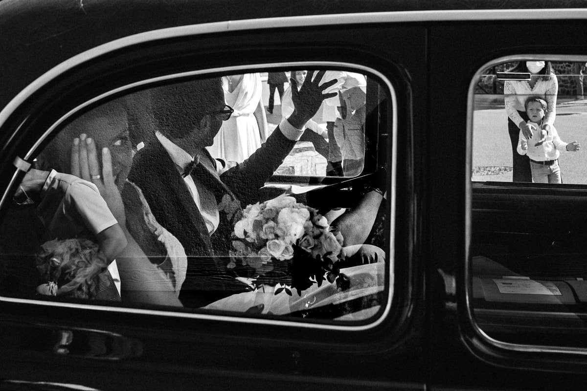 Ernestine-et-sa-famille-wedding and life photographer_MY-16 ‣ Photographe de famille à l'approche documentaire pour vos évènements ou votre vie quotidienne, à Paris et dans toute la France Reportage de mariage à Rennes, le départ des mariés.