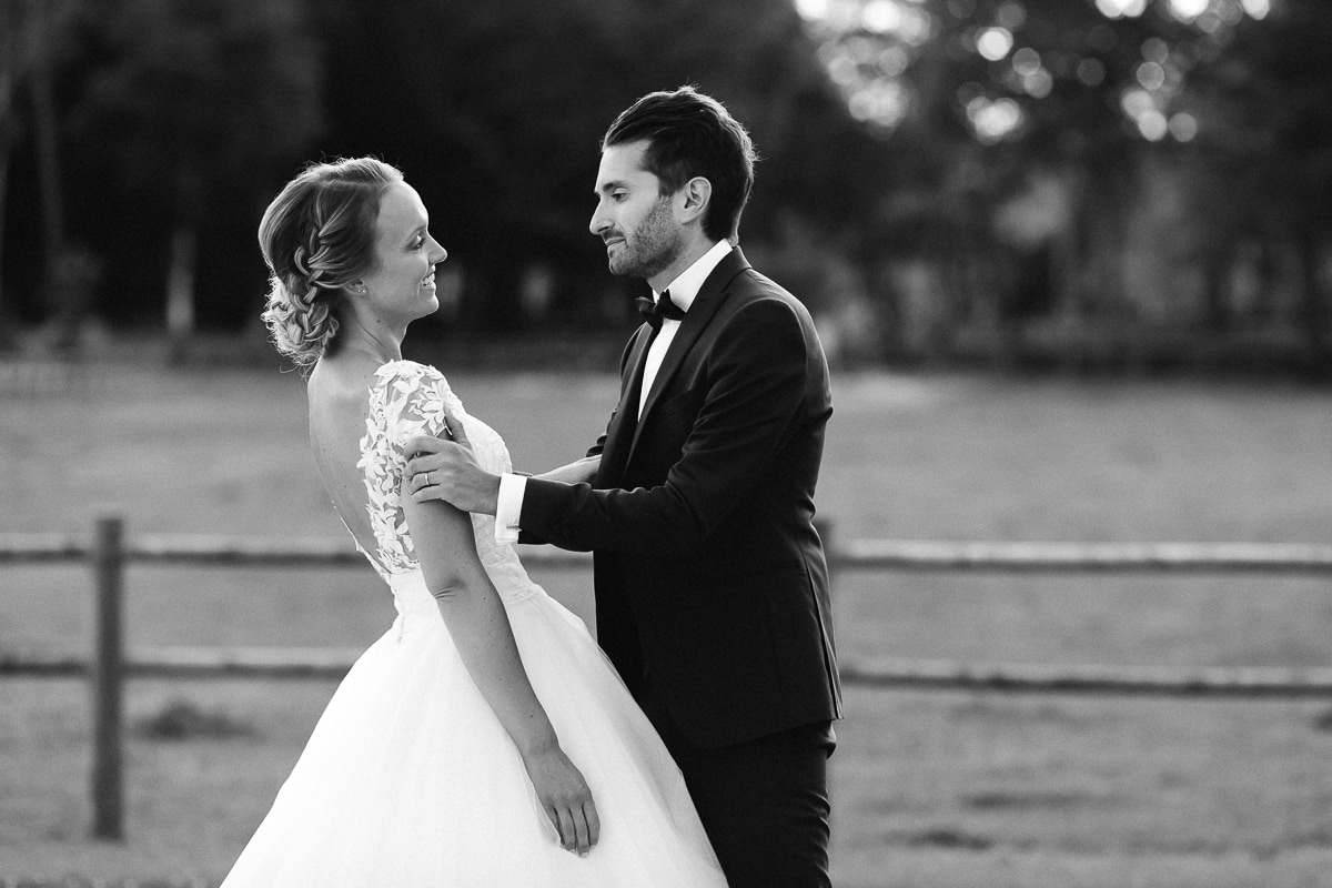 Ernestine-et-sa-famille-wedding and life photographer_MY-17 ‣ Photographe de famille à l'approche documentaire pour vos évènements ou votre vie quotidienne, à Paris et dans toute la France reportage de mariage au château des pères les mariés rient