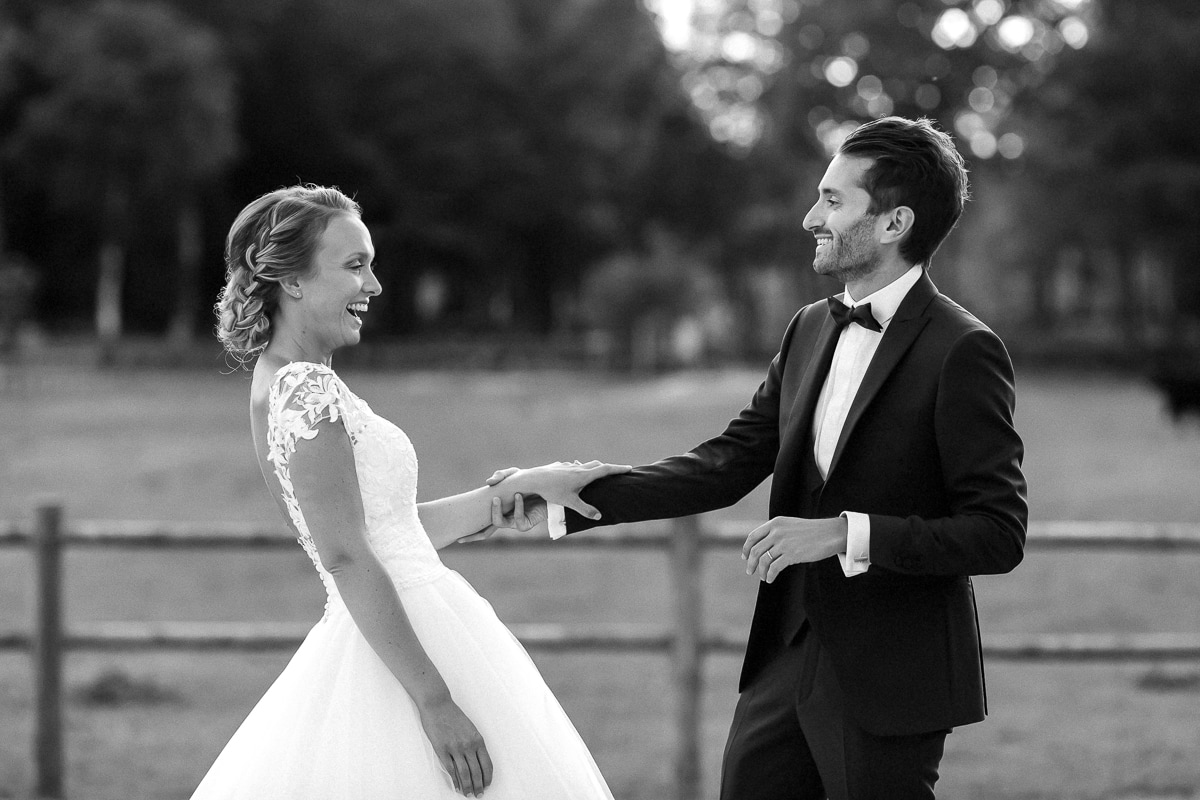 Ernestine-et-sa-famille-wedding and life photographer_MY-18 ‣ Photographe de famille à l'approche documentaire pour vos évènements ou votre vie quotidienne, à Paris et dans toute la France reportage de mariage au château des pères les mariés rient