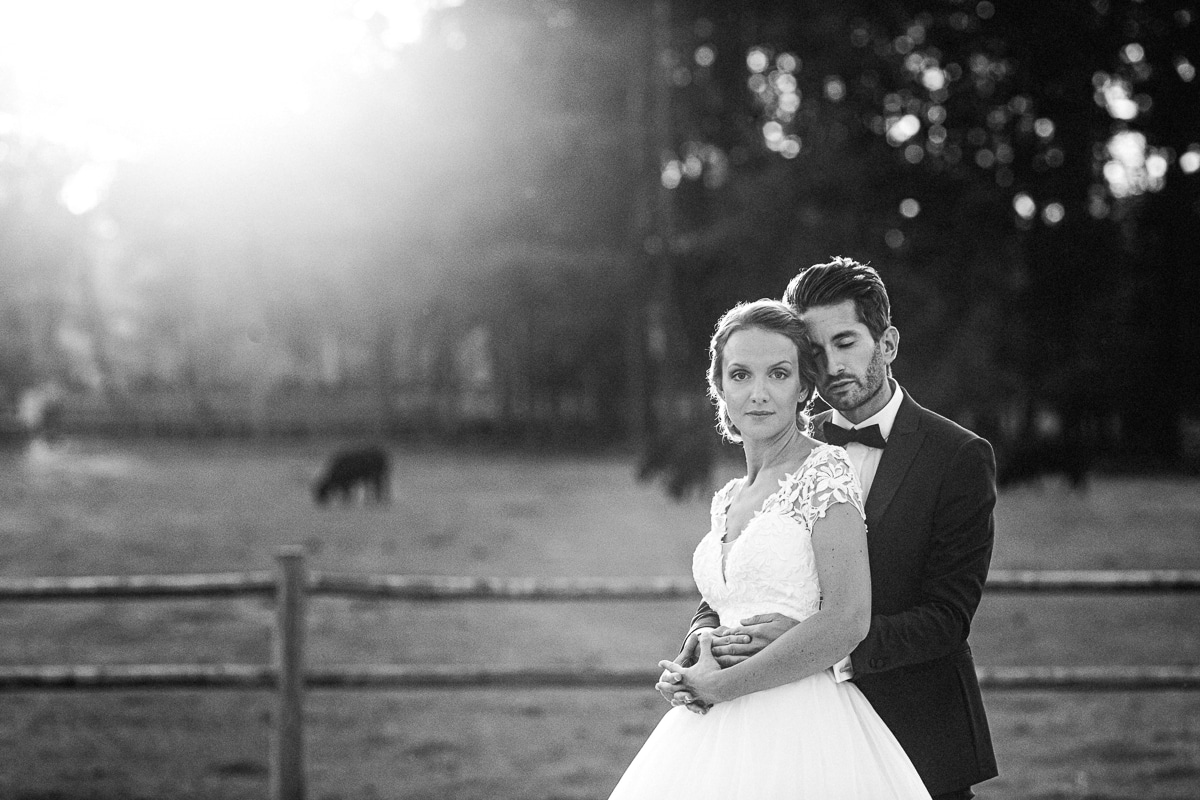 Ernestine-et-sa-famille-wedding and life photographer_MY-19 ‣ Photographe de famille à l'approche documentaire pour vos évènements ou votre vie quotidienne, à Paris et dans toute la France PHOTO DE COUPLE MARIES au Château Des Pères au soleil couchant