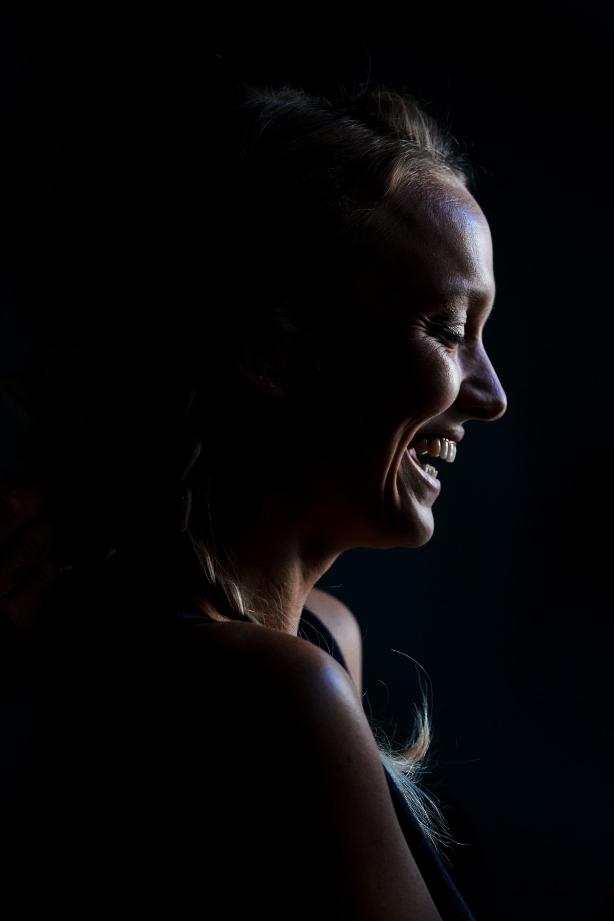 Ernestine-et-sa-famille-wedding and life photographer_MY-2 ‣ Photographe de famille à l'approche documentaire pour vos évènements ou votre vie quotidienne, à Paris et dans toute la France Portrait de la mariée pendant les préparatifs