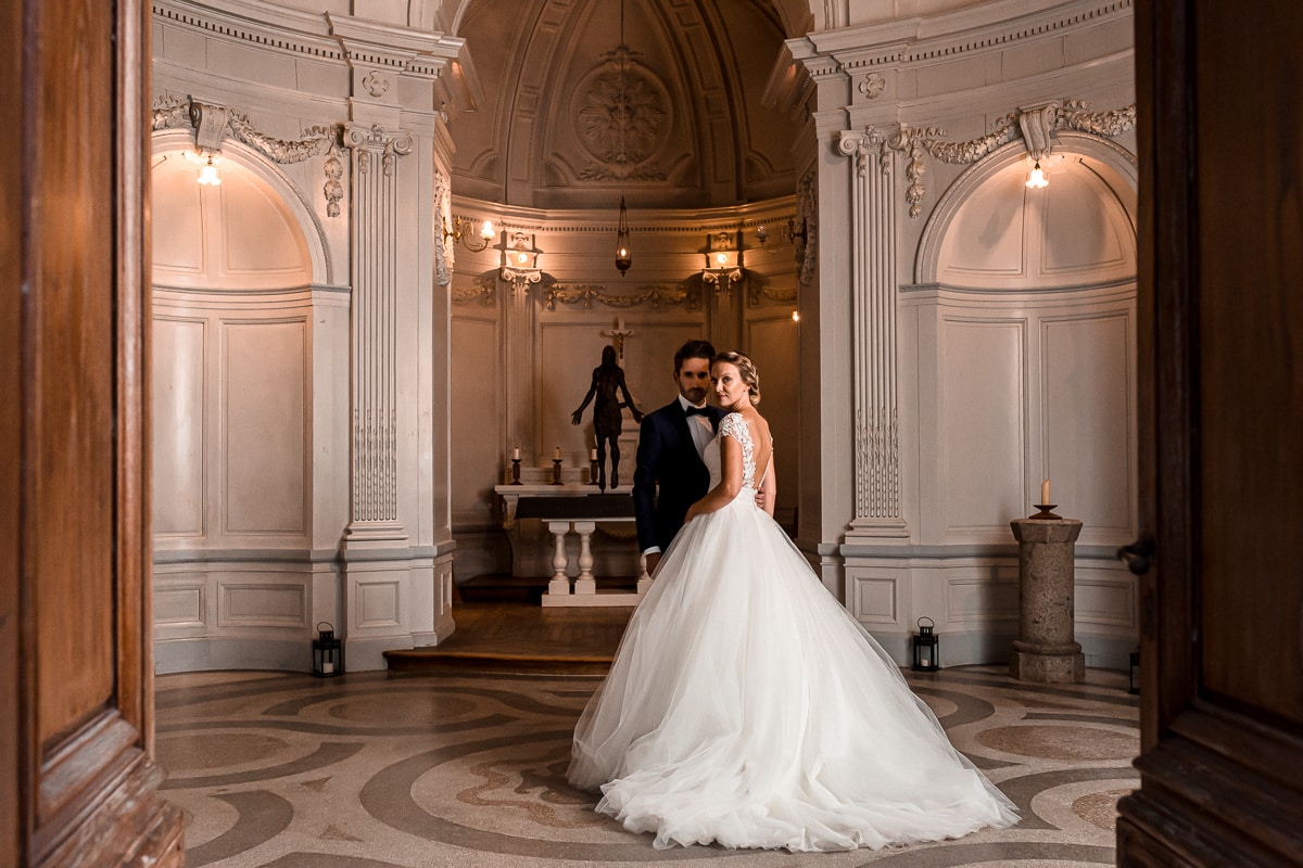 Ernestine-et-sa-famille-wedding and life photographer_MY-20 ‣ Photographe de famille à l'approche documentaire pour vos évènements ou votre vie quotidienne, à Paris et dans toute la France PHOTO DE COUPLE MARIES au Château Des Pères DANS LA CHAPELLE