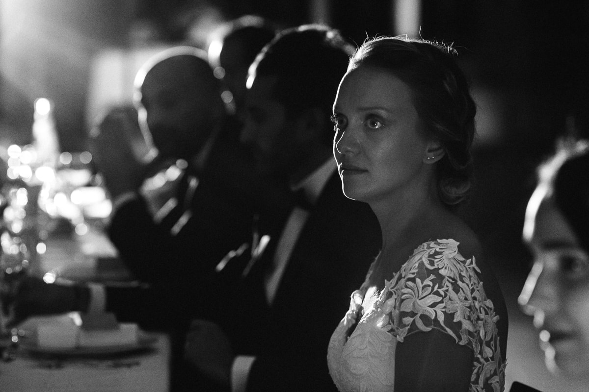 Ernestine-et-sa-famille-wedding and life photographer_MY-21 ‣ Photographe de famille à l'approche documentaire pour vos évènements ou votre vie quotidienne, à Paris et dans toute la France Diner de mariage au Château Des Pères, émotion de la mariée lors des surprises