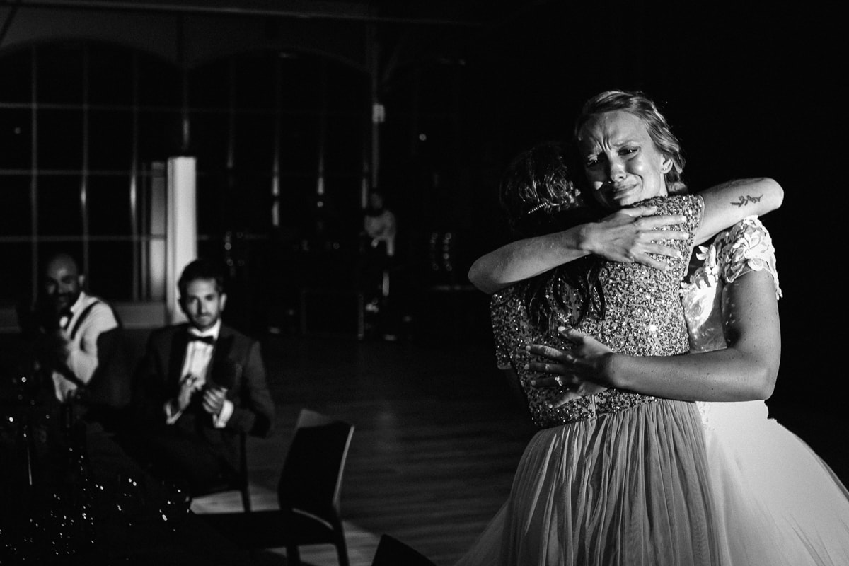 Ernestine-et-sa-famille-wedding and life photographer_MY-23 ‣ Photographe de famille à l'approche documentaire pour vos évènements ou votre vie quotidienne, à Paris et dans toute la France Soirée de mariage au Château Des Pères, émotion de la mariée