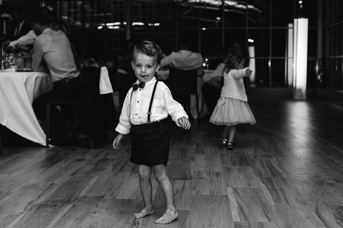 Ernestine-et-sa-famille-wedding and life photographer_MY-24 ‣ Photographe de famille à l'approche documentaire pour vos évènements ou votre vie quotidienne, à Paris et dans toute la France Diner de mariage au Château Des Pères, les enfants dansent