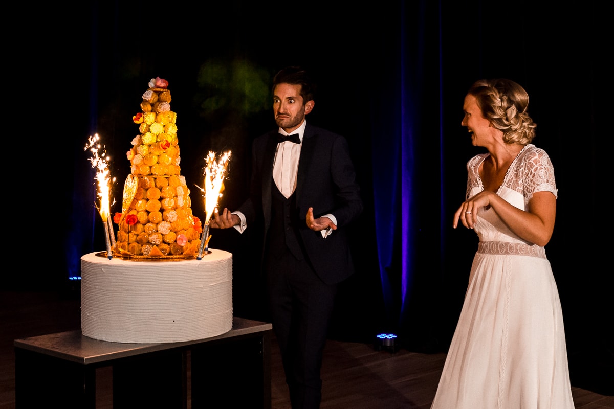 Ernestine-et-sa-famille-wedding and life photographer_MY-25 ‣ Photographe de famille à l'approche documentaire pour vos évènements ou votre vie quotidienne, à Paris et dans toute la France Soirée de mariage au Château Des Pères, l'arrivée de la pièce montée
