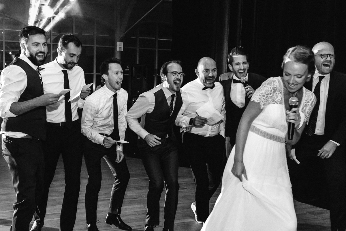 Ernestine-et-sa-famille-wedding and life photographer_MY-27 ‣ Photographe de famille à l'approche documentaire pour vos évènements ou votre vie quotidienne, à Paris et dans toute la France Soirée de mariage au Château Des Pères, la mariée danse et le mariée chante avec ses témoins