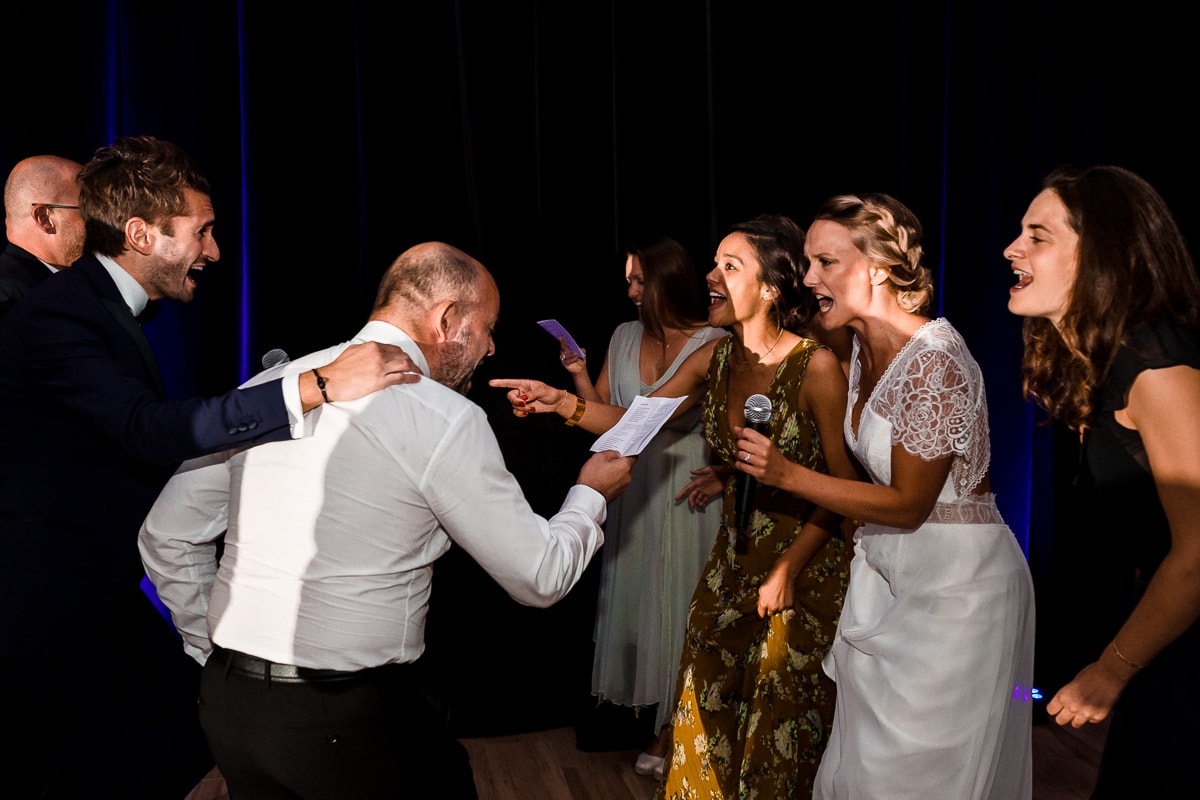 Ernestine-et-sa-famille-wedding and life photographer_MY-28 ‣ Photographe de famille à l'approche documentaire pour vos évènements ou votre vie quotidienne, à Paris et dans toute la France Soirée de mariage au Château Des Pères, les mariés et leurs témoins chantent