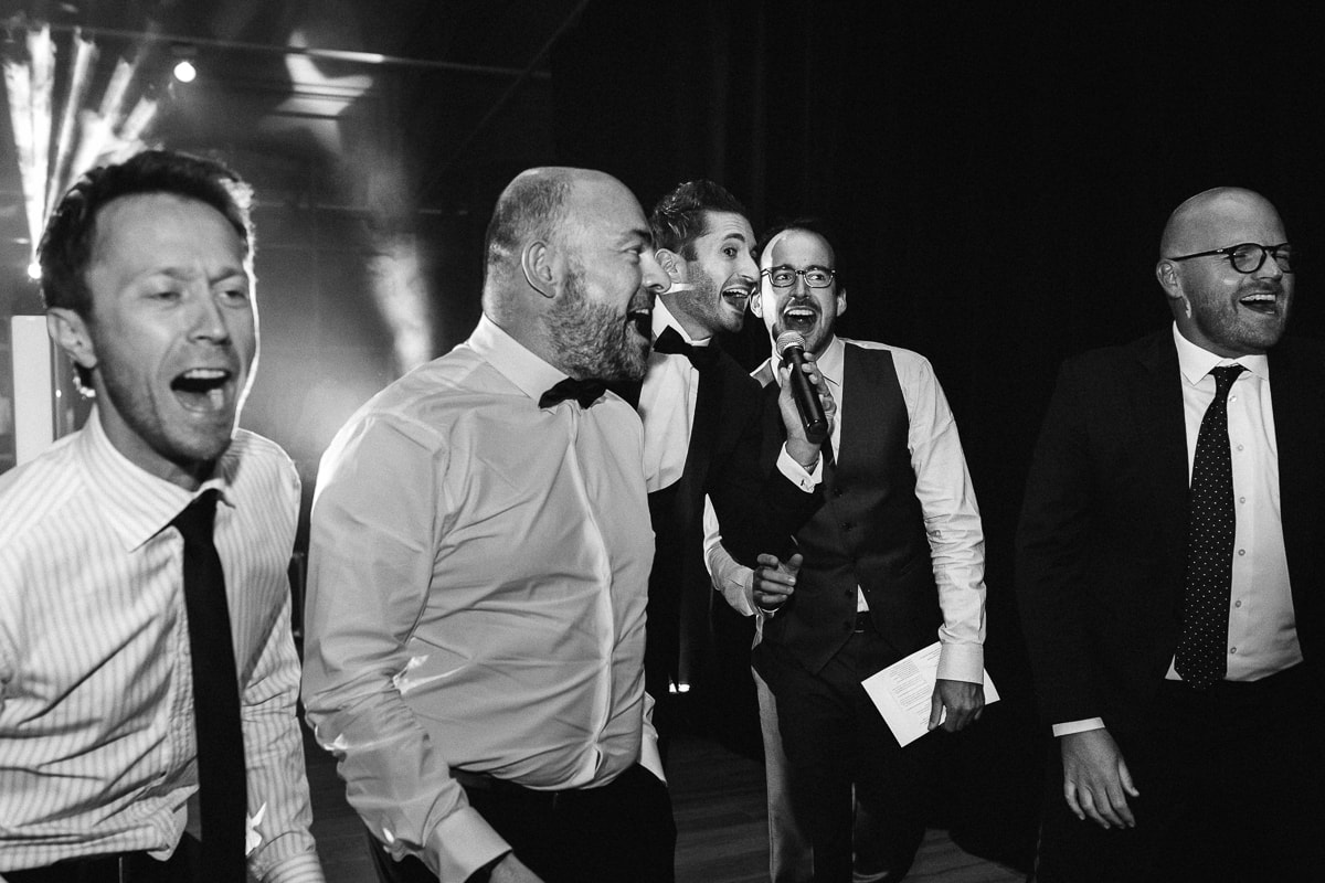 Ernestine-et-sa-famille-wedding and life photographer_MY-29 ‣ Photographe de famille à l'approche documentaire pour vos évènements ou votre vie quotidienne, à Paris et dans toute la France Soirée de mariage au Château Des Pères, le mariée chante avec ses témoins