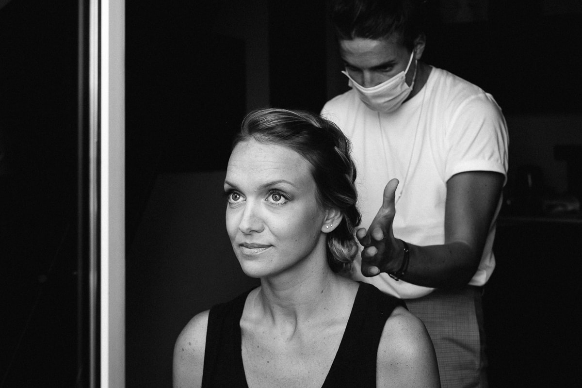Ernestine-et-sa-famille-wedding and life photographer_MY-3 ‣ Photographe de famille à l'approche documentaire pour vos évènements ou votre vie quotidienne, à Paris et dans toute la France Préparatifs de mariées, le coiffeur termine son travail. Reportage de mariage à Rennes