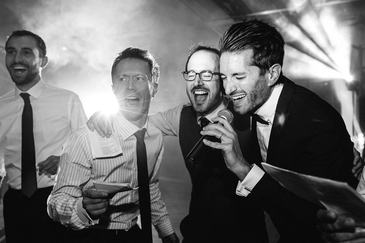 Ernestine-et-sa-famille-wedding and life photographer_MY-30 ‣ Photographe de famille à l'approche documentaire pour vos évènements ou votre vie quotidienne, à Paris et dans toute la France Soirée de mariage au Château Des Pères, le mariée chante avec ses témoins