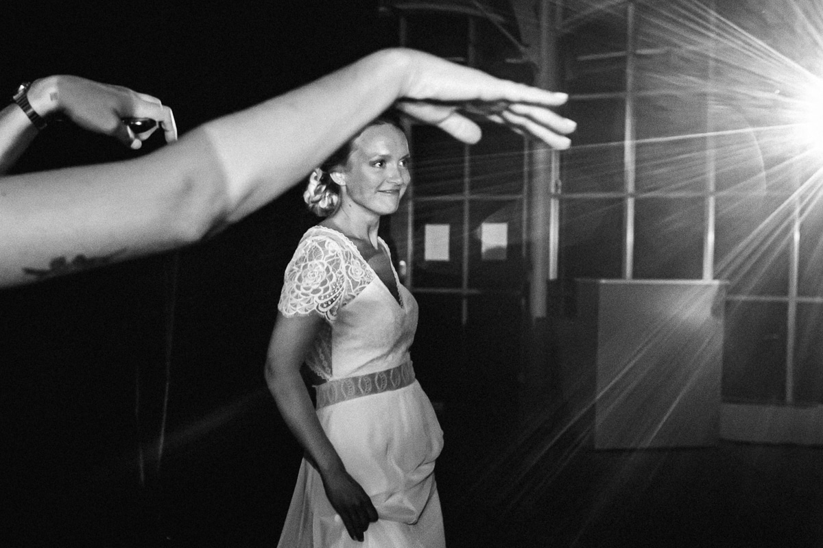 Ernestine-et-sa-famille-wedding and life photographer_MY-31 ‣ Photographe de famille à l'approche documentaire pour vos évènements ou votre vie quotidienne, à Paris et dans toute la France Danse de la mariée au château des Pères à Rennes