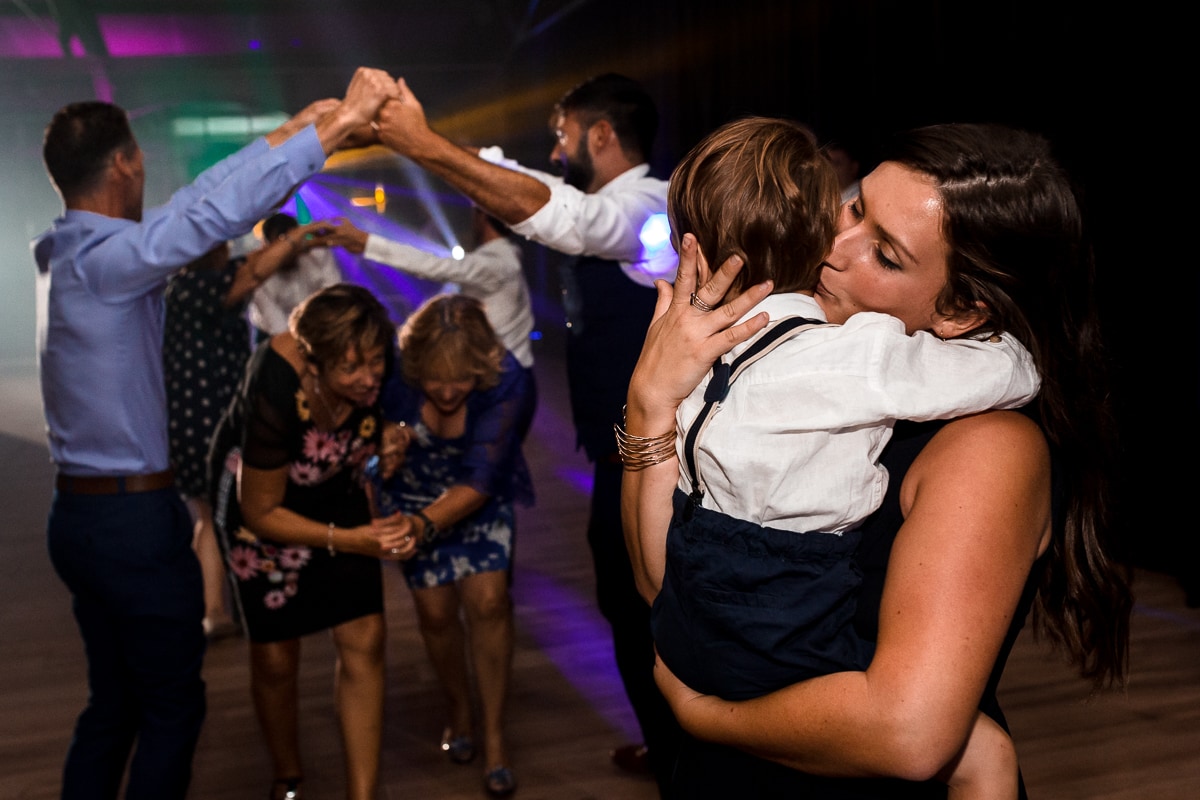 Ernestine-et-sa-famille-wedding and life photographer_MY-32 ‣ Photographe de famille à l'approche documentaire pour vos évènements ou votre vie quotidienne, à Paris et dans toute la France reportage de mariage à Rennes maman embrassant son fils sur le piste de danse