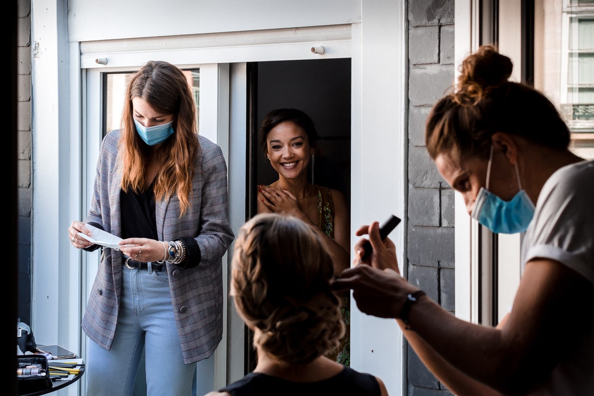 Ernestine-et-sa-famille-wedding and life photographer_MY-4 ‣ Photographe de famille à l'approche documentaire pour vos évènements ou votre vie quotidienne, à Paris et dans toute la France Reportage de mariage dans le centre de Rennes, la mariée se préparent avec ses témoins