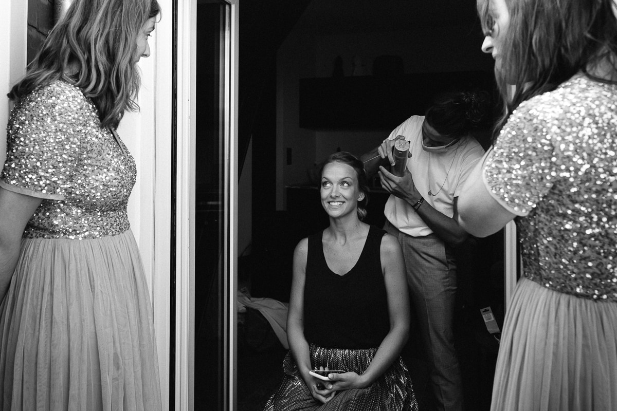 Ernestine-et-sa-famille-wedding and life photographer_MY-5 ‣ Photographe de famille à l'approche documentaire pour vos évènements ou votre vie quotidienne, à Paris et dans toute la France Reportage de mariage dans le centre de Rennes, la mariée se préparent avec ses demoiselles d'honneur