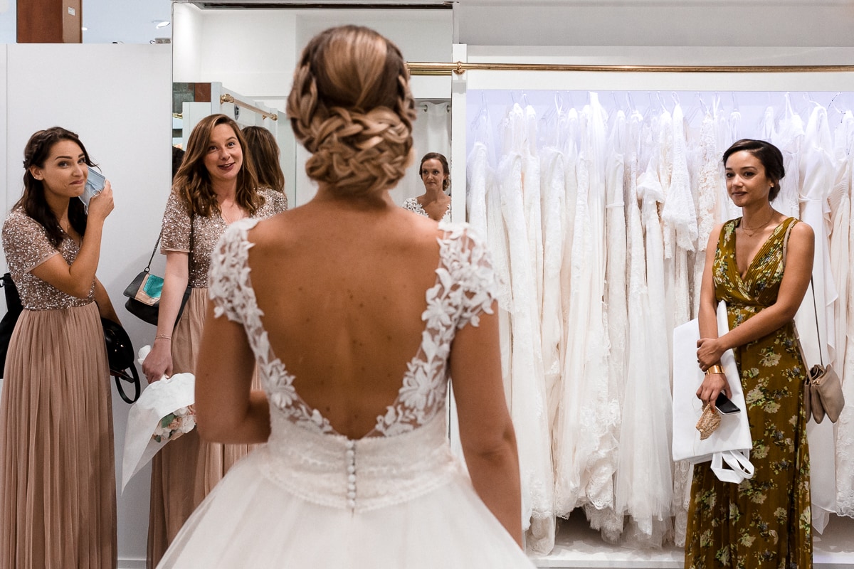 Ernestine-et-sa-famille-wedding and life photographer_MY-6 ‣ Photographe de famille à l'approche documentaire pour vos évènements ou votre vie quotidienne, à Paris et dans toute la France Découverte de la mariée par ses témoins. Reportage de mariage à Rennes