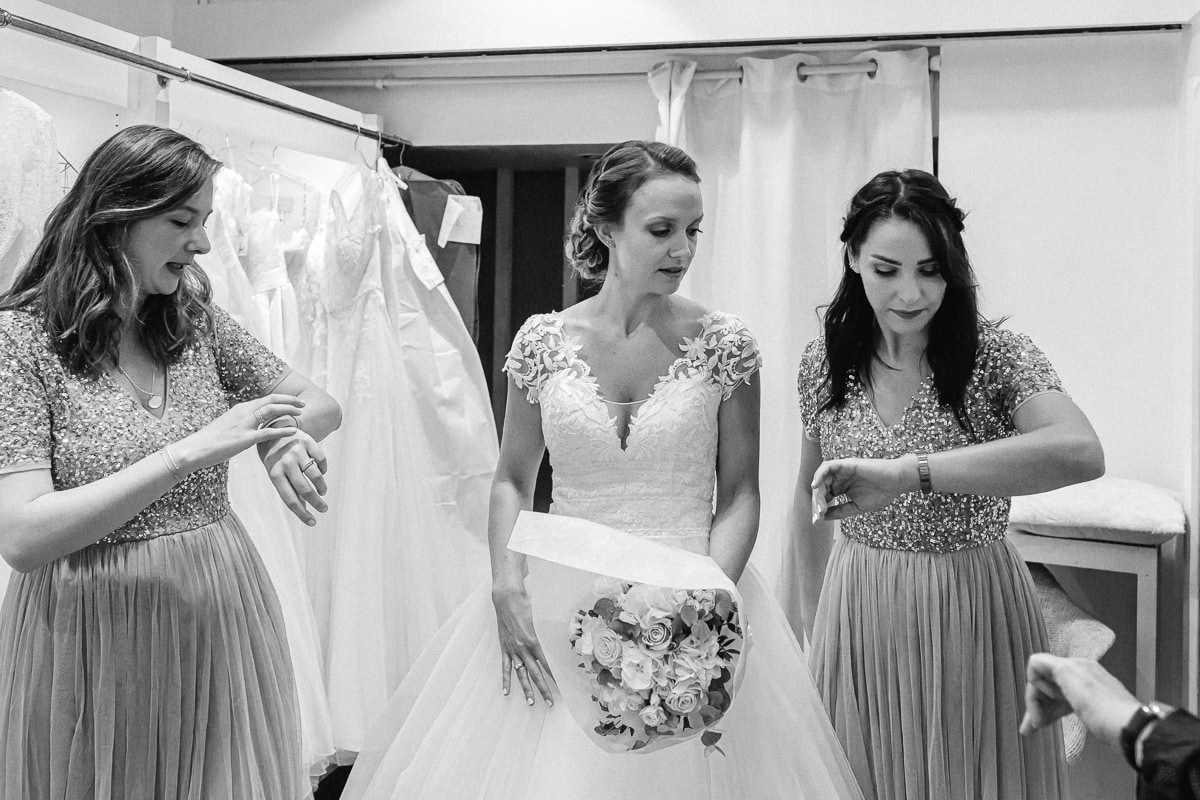 Ernestine-et-sa-famille-wedding and life photographer_MY-7 ‣ Photographe de famille à l'approche documentaire pour vos évènements ou votre vie quotidienne, à Paris et dans toute la France Reportage de mariage, il est temps de partir se marier. la mariée avec ses témoins.