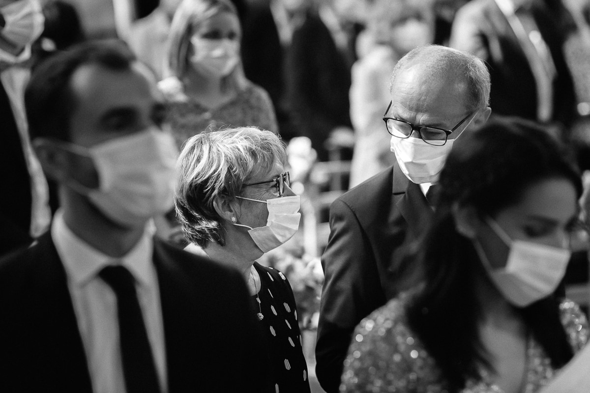 Ernestine-et-sa-famille-wedding and life photographer_MY-8 ‣ Photographe de famille à l'approche documentaire pour vos évènements ou votre vie quotidienne, à Paris et dans toute la France reportage de mariage 2020, avec le masque les regards prennent toute leur importance