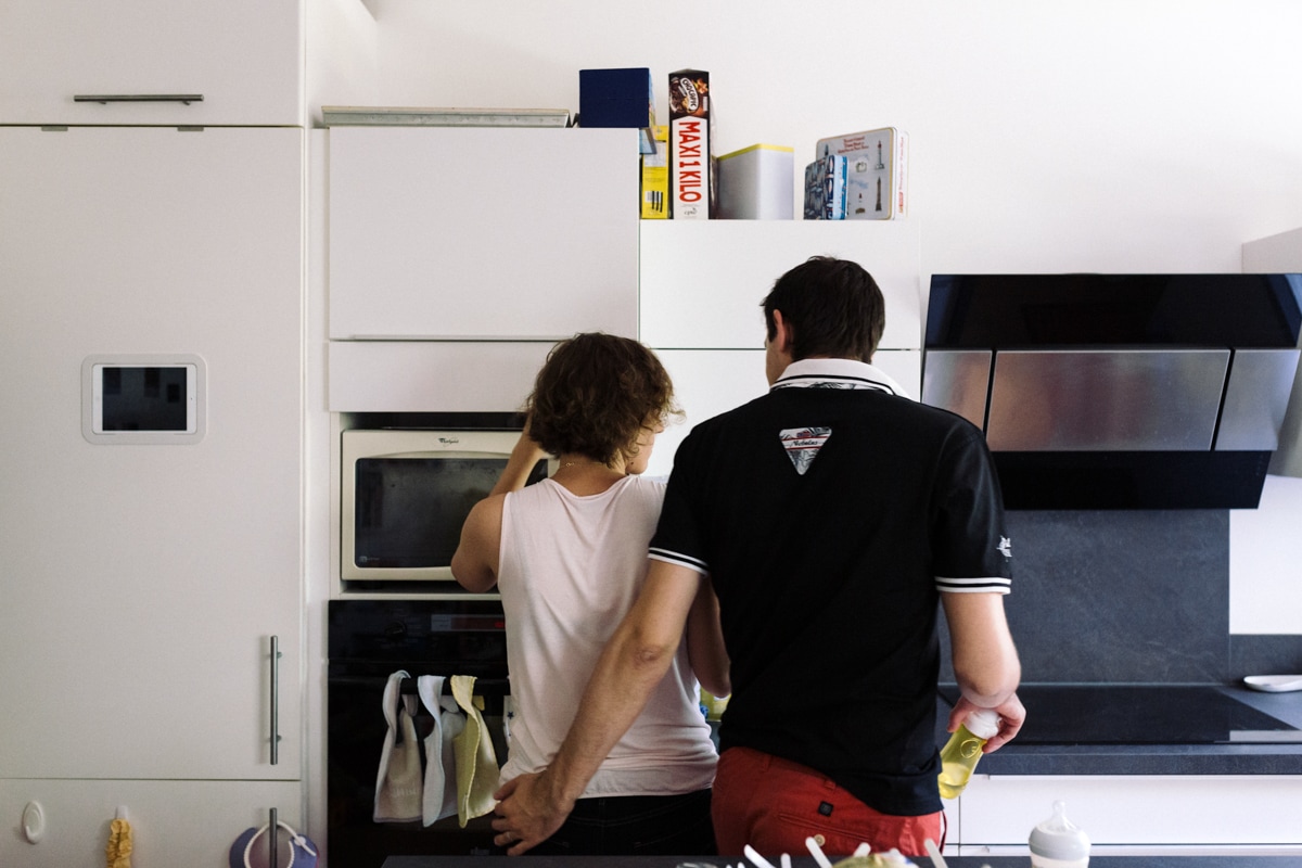 reportage à la maison photo de famille à Rueil Malmaison (92) parents dans la cuisine