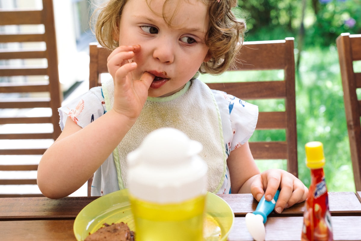 reportage à la maison photo de famille à Rueil Malmaison (92) gouter au chocolat