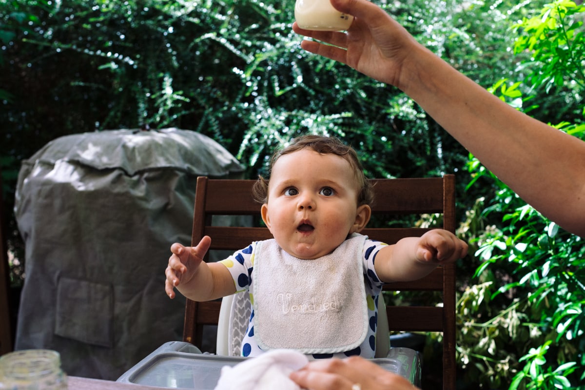 reportage à la maison photo de famille à Rueil Malmaison (92) bébé attend biberon
