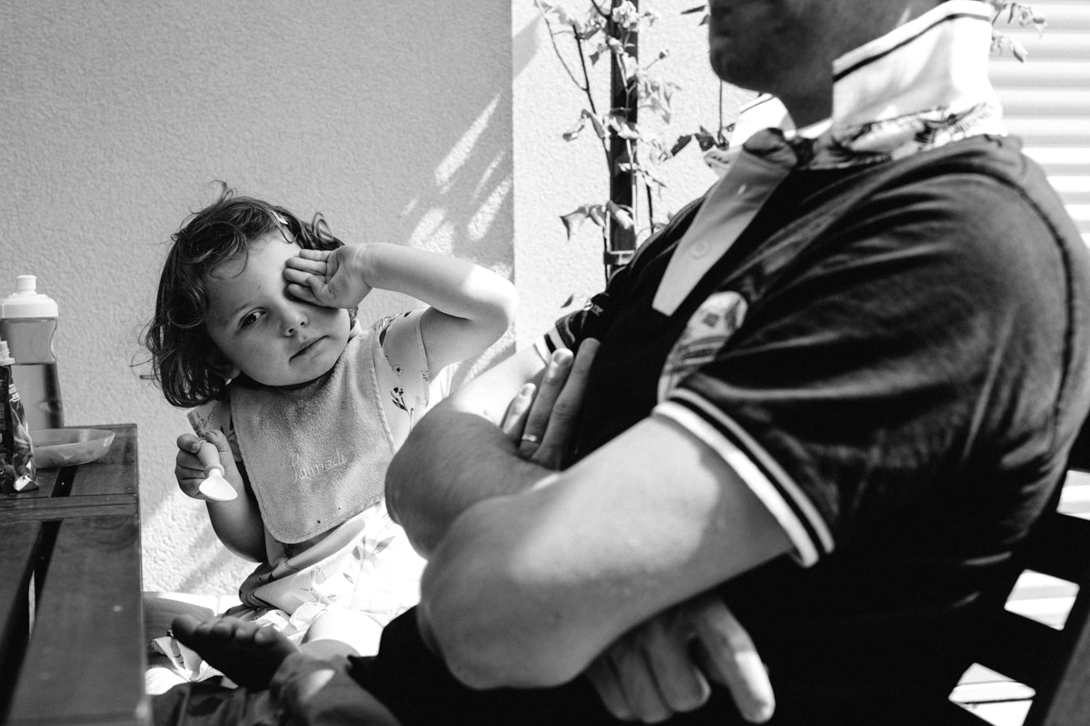 reportage à la maison photo de famille à Rueil Malmaison (92) petite fille se frotte les yeux