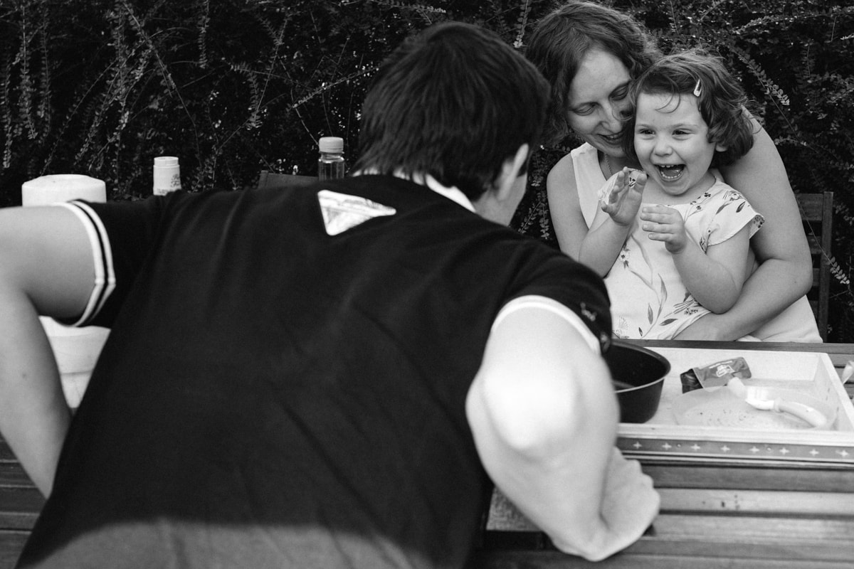 reportage à la maison photo de famille à Rueil Malmaison (92) rire avec papa et maman