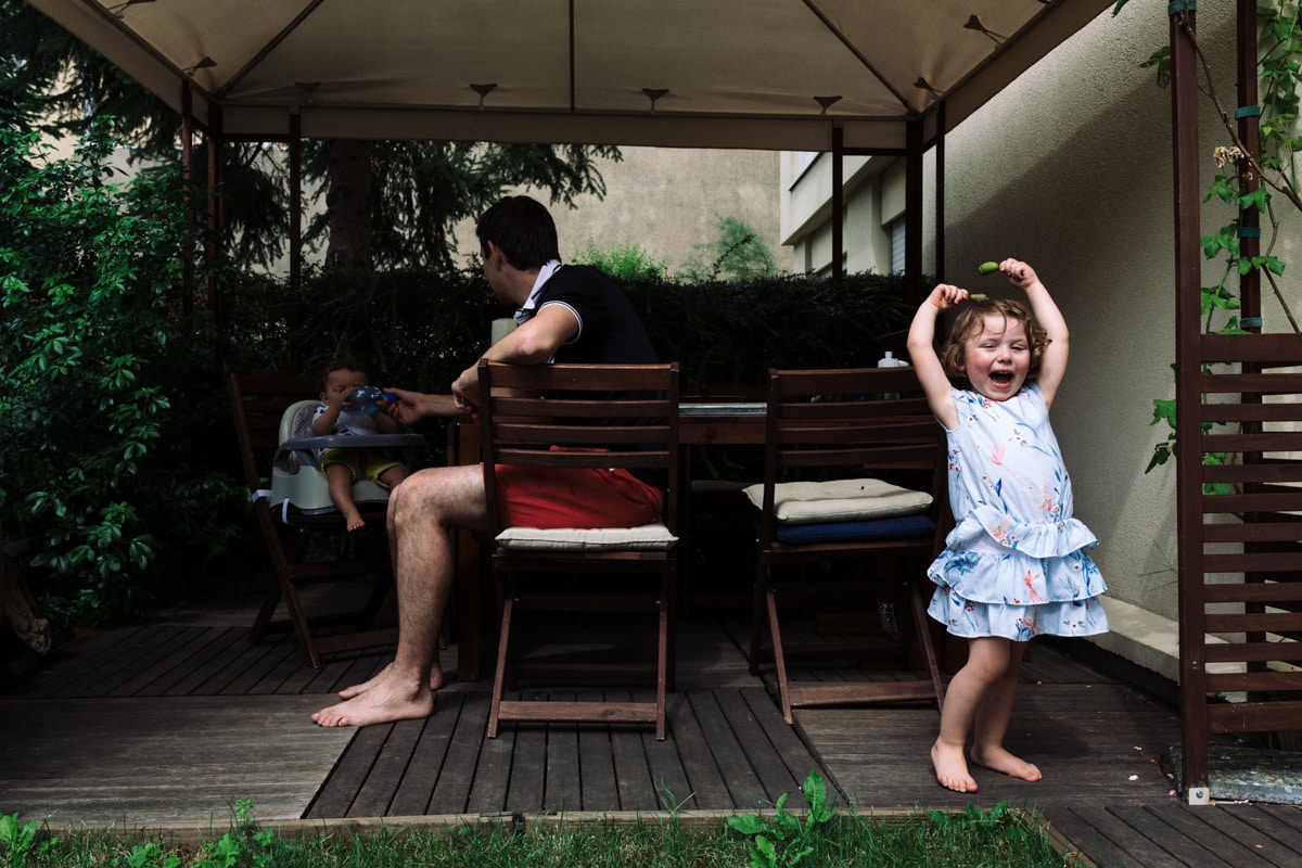 reportage à la maison photo de famille à Rueil Malmaison (92) rire sur la terrasse