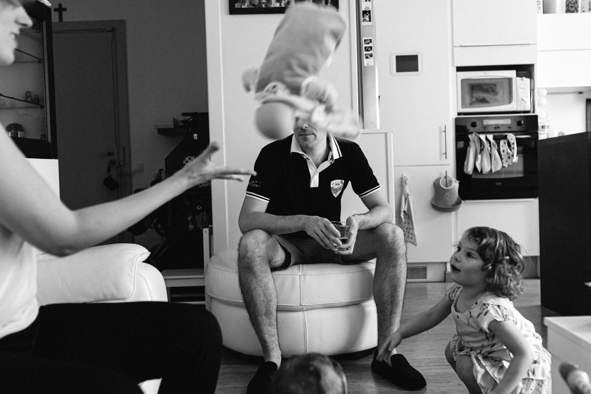 reportage à la maison photo de famille à Rueil Malmaison (92) doudou en l'air