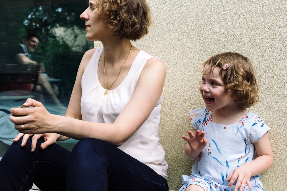 reportage à la maison photo de famille à Rueil Malmaison (92) comptine avec maman