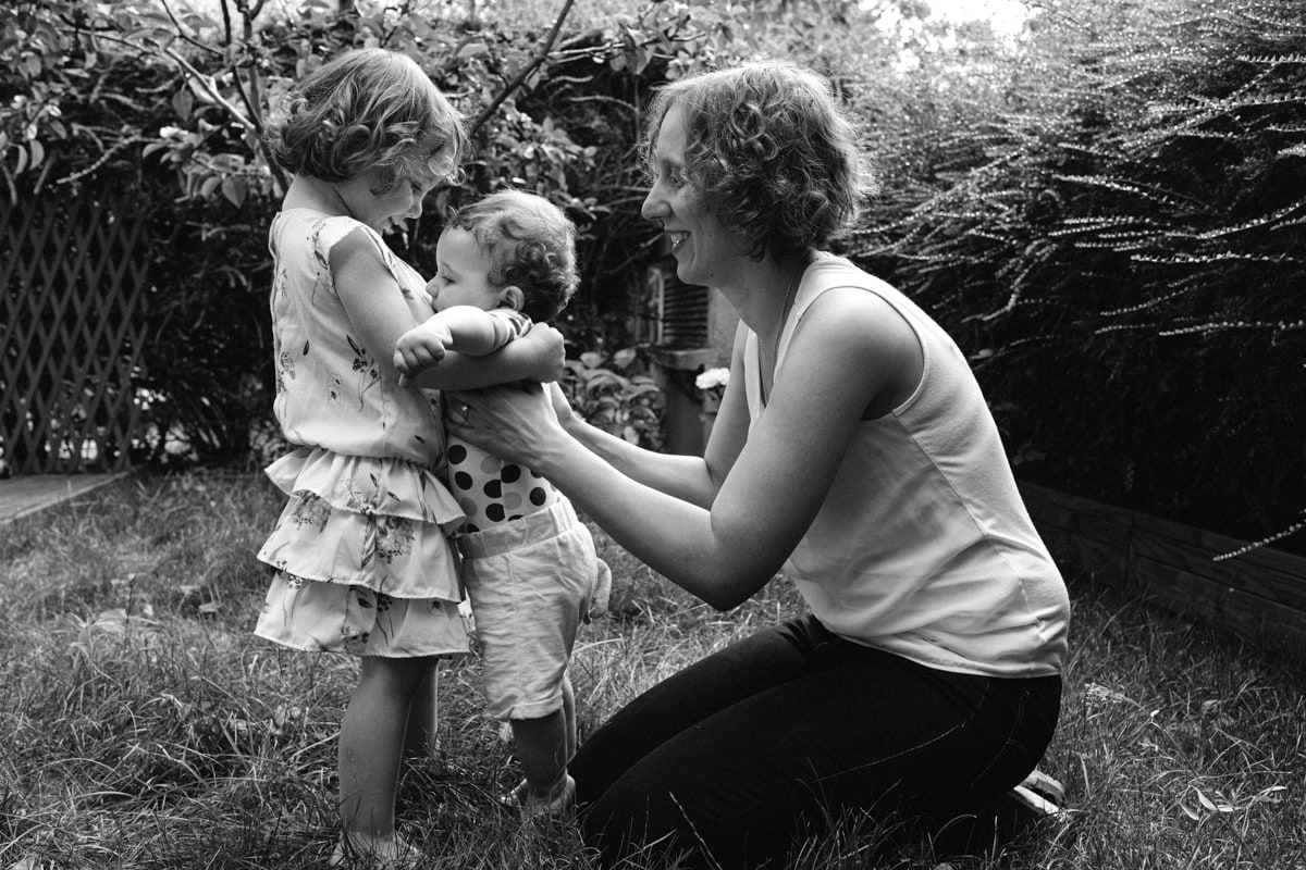 Ernestine-et-sa-famille-wedding and life photographer_PBHA-24 ‣ Photographe de famille à l'approche documentaire pour vos évènements ou votre vie quotidienne, à Paris et dans toute la France reportage à la maison photo de famille à Rueil Malmaison (92) grande sœur et petit frère