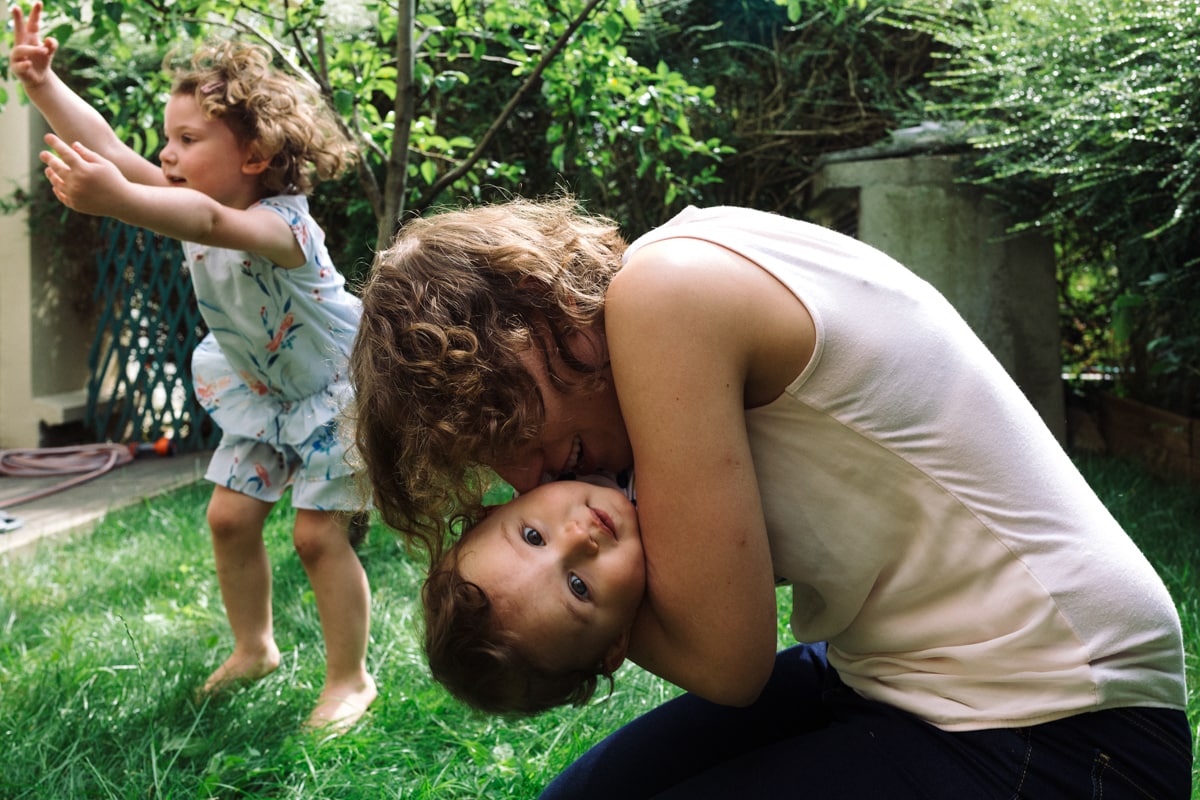 reportage à la maison photo de famille à Rueil Malmaison (92) câlin et sauts dans le jardin