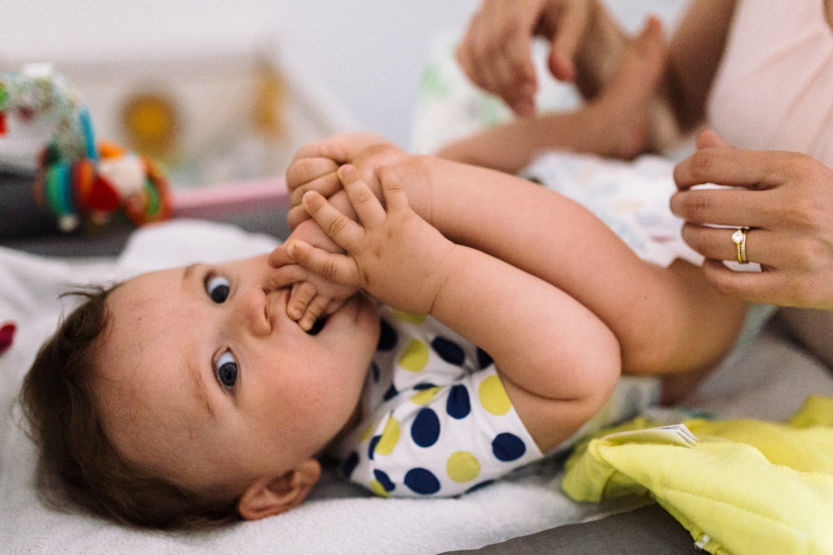 reportage à la maison photo de famille à Rueil Malmaison (92) bébé pied dans la bouche