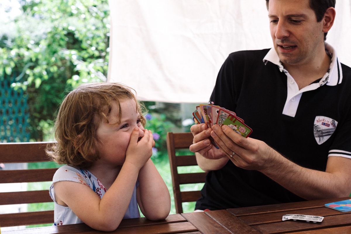 reportage à la maison photo de famille à Rueil Malmaison (92) cartes avec papa