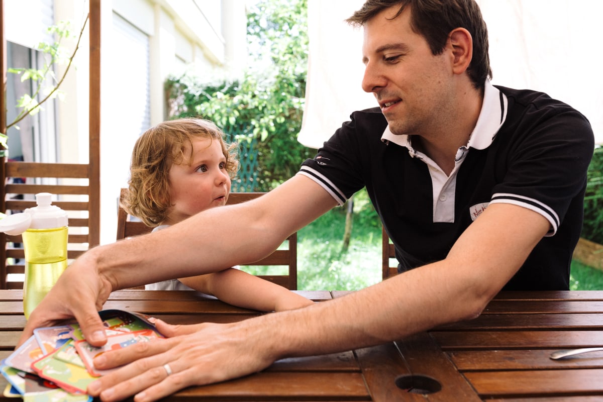 reportage à la maison photo de famille à Rueil Malmaison (92) fin du jeux de cartes