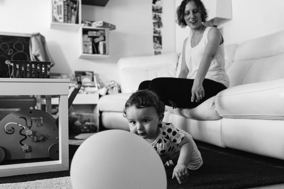 reportage à la maison photo de famille à Rueil Malmaison (92) bébé a quatre pattes pour la première fois