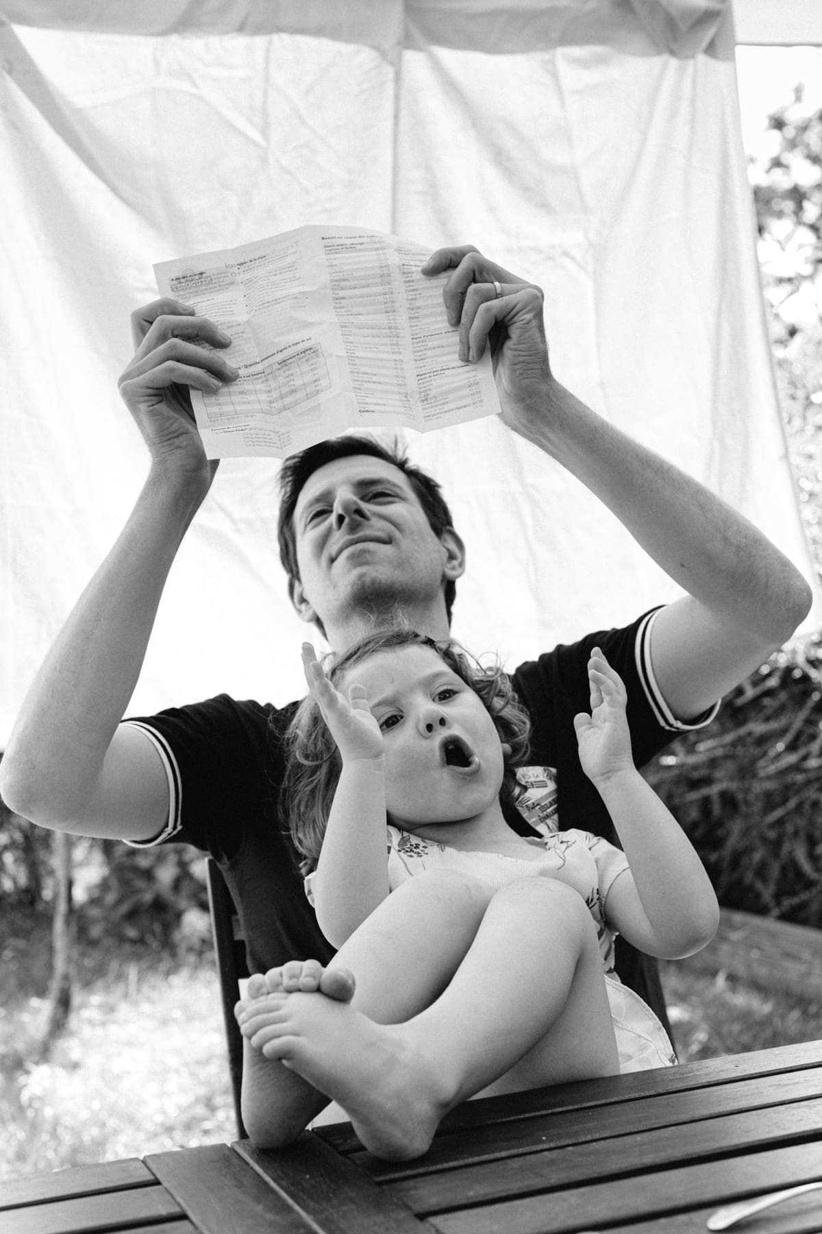 Ernestine-et-sa-famille-wedding and life photographer_PBHA-30 ‣ Photographe de famille à l'approche documentaire pour vos évènements ou votre vie quotidienne, à Paris et dans toute la France reportage à la maison photo de famille à Rueil Malmaison (92) sur les genoux de papa