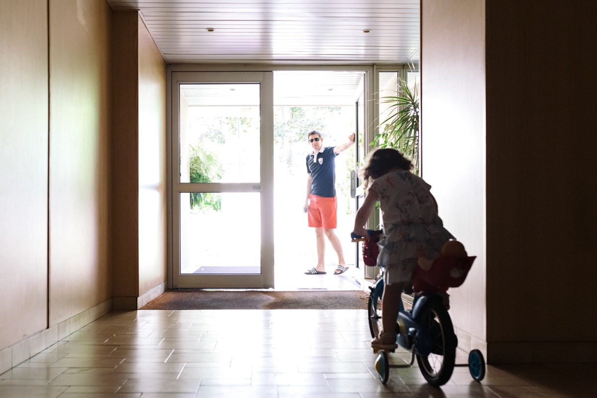 reportage à la maison photo de famille à Rueil Malmaison (92) sortie à vélo