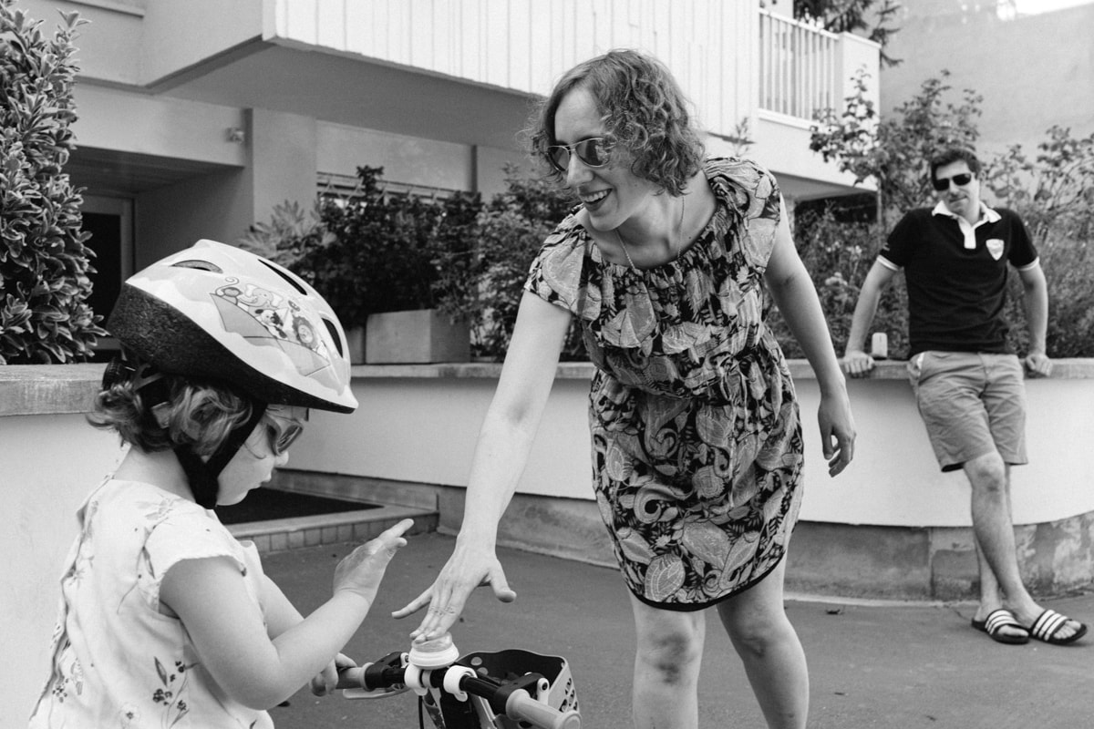 reportage à la maison photo de famille à Rueil Malmaison (92) on joue avec ma sonnette du vélo