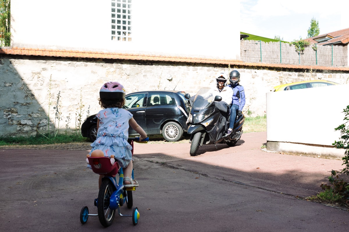 reportage à la maison photo de famille à Rueil Malmaison (92) arrivée d'une moto