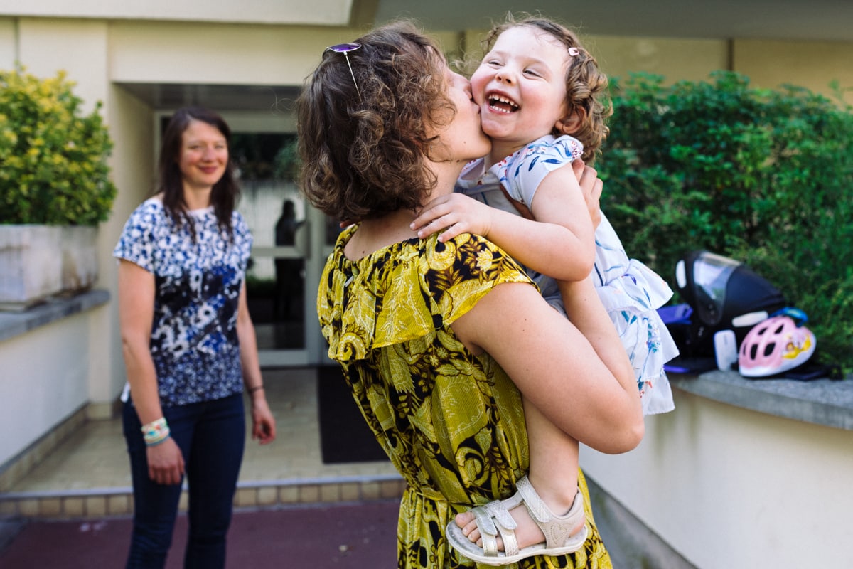 reportage à la maison photo de famille à Rueil Malmaison (92) sauter dans les bras de maman