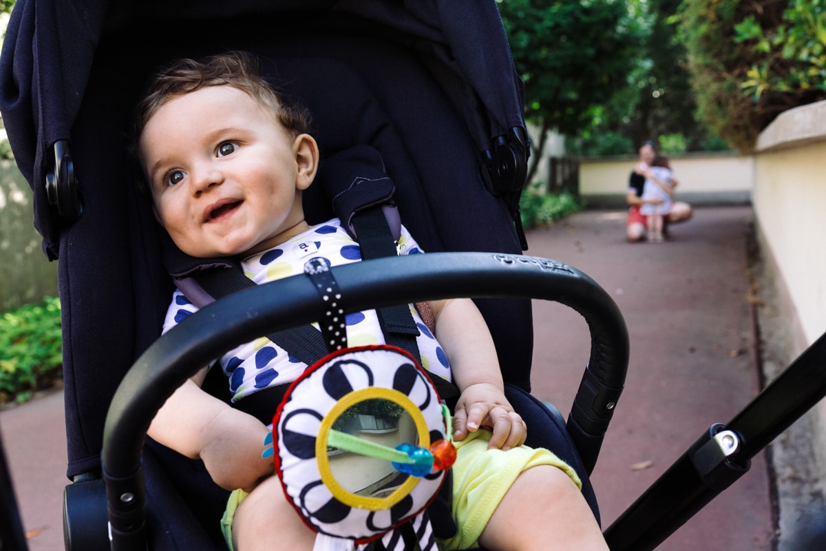 reportage à la maison photo de famille à Rueil Malmaison (92) bébé dans sa poussette