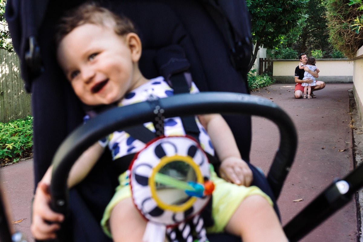 reportage à la maison photo de famille à Rueil Malmaison (92) calin avec papa en second plan
