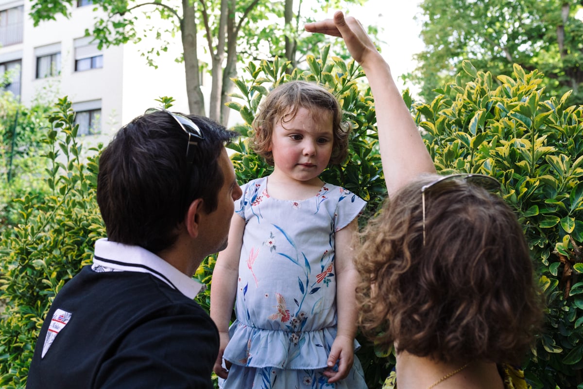 reportage à la maison photo de famille à Rueil Malmaison (92) la taille d'une petite fille