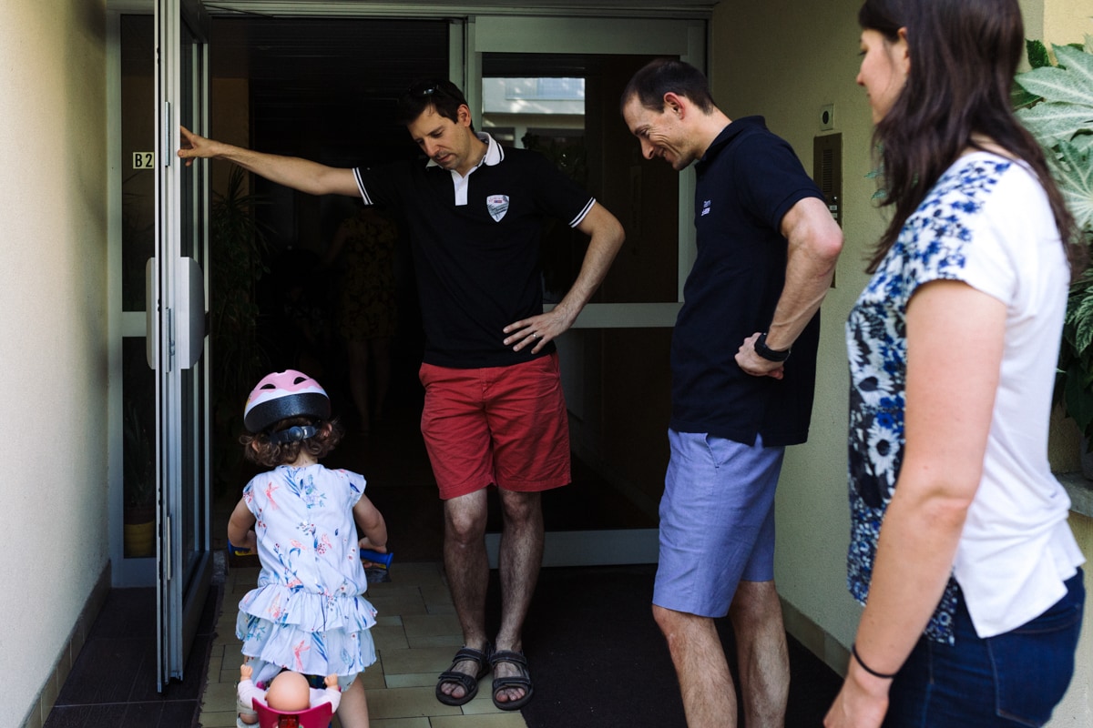 reportage à la maison photo de famille à Rueil Malmaison (92) sortie à vélo en famille