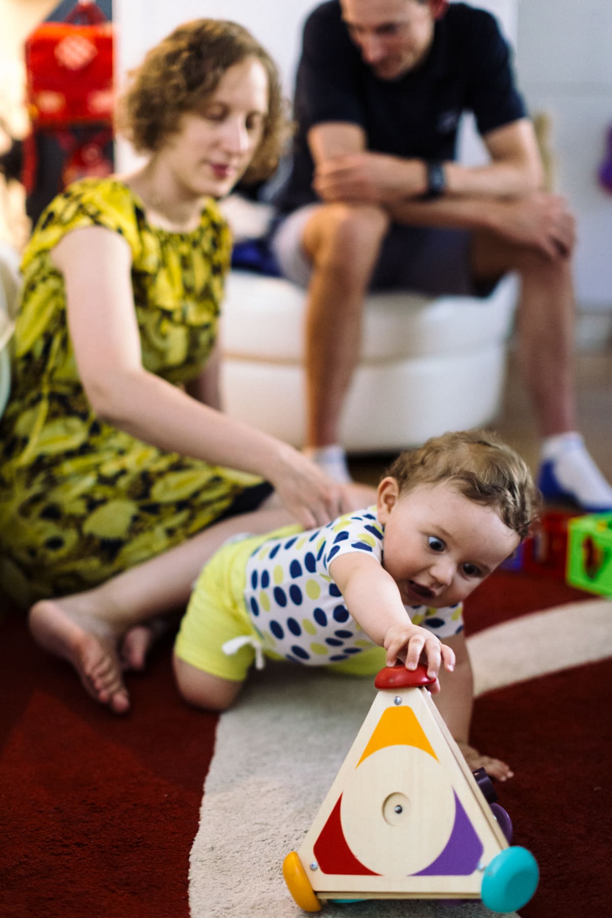 reportage à la maison photo de famille à Rueil Malmaison (92) bébé joue avec triangles