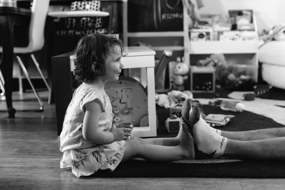 reportage à la maison photo de famille à Rueil Malmaison (92) petite fille pied contre pied