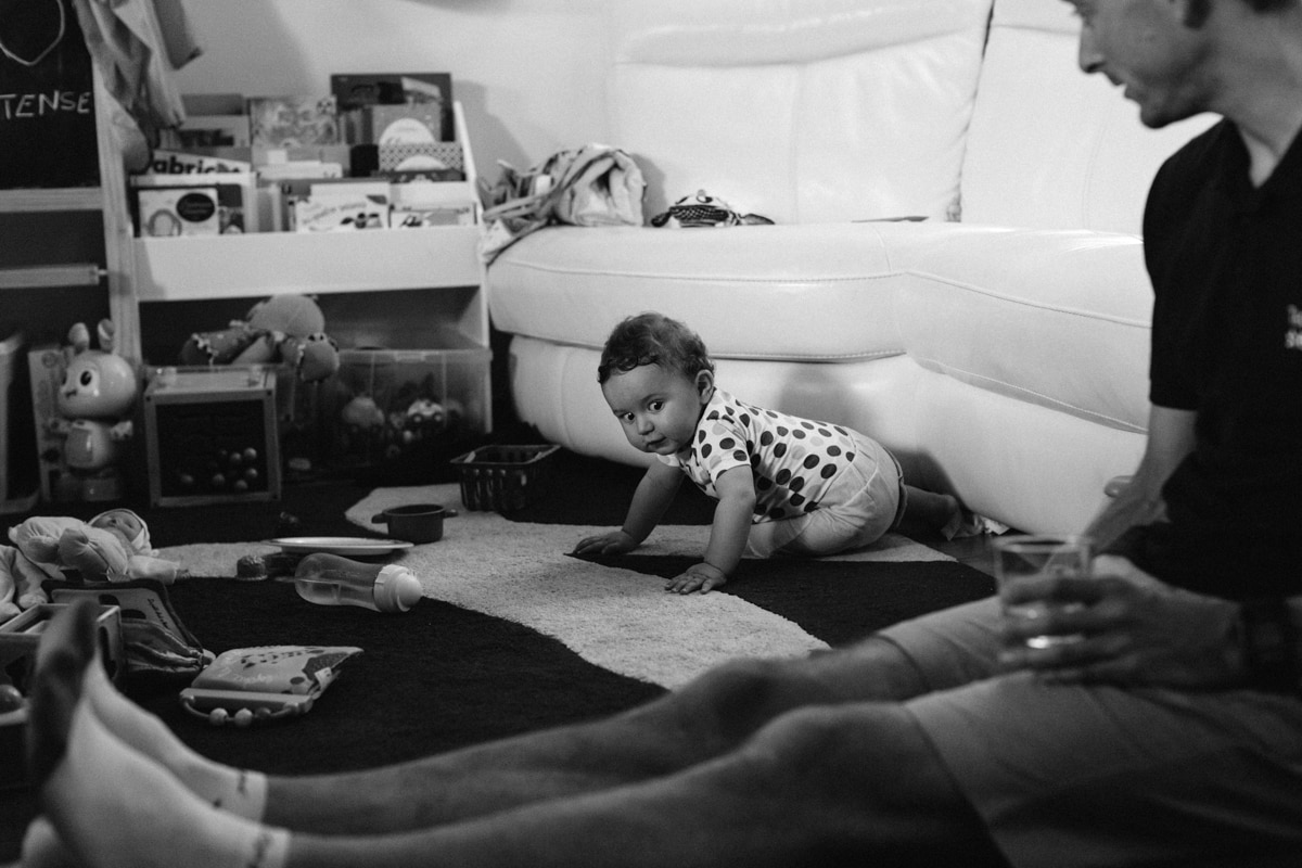 reportage à la maison photo de famille à Rueil Malmaison (92) bébé a quatre pattes