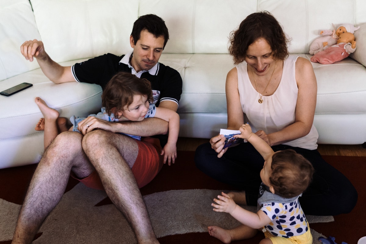 reportage à la maison photo de famille à Rueil Malmaison (92) jeux dans le salon